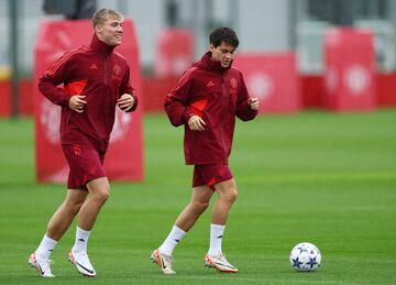  Rasmus Hojlund con Facundo Pellistri en un entrenamiento del MAnchester United. 