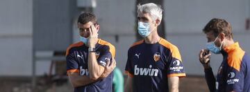 Javi Gracia, con la mano en la cara, en un entrenamiento.