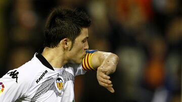Valencia's forward David Villa celebrates after scoring against Villarreall during their Spanish league football match at Mestalla Stadium in Valencia, on January 17, 2010.AFP PHOTO/JOSE JORDAN