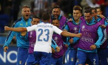 Emanuele Giaccherini celebra el 0-1 con el resto del equipo. 