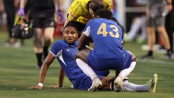 Christopher Nkunku, jugador del Chelsea, se duele en el suelo durante el amistoso de pretemporada ante el Borussia Dortmund.