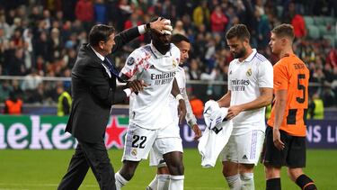 Antonio Rüdiger es atendido por el servicio médico del Real Madrid.