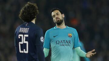 Busquets protestando una acci&oacute;n ante Adrien Rabiot.