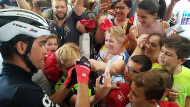 Baño de masas de Contador antes del Collado Bermejo