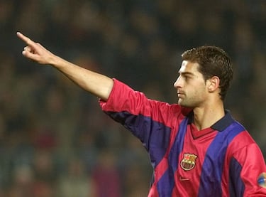 Tras una gran temporada en el Valencia, el Barcelona pagó su clausula de rescisión (21,6 MM de €) en el verano del año 2000. De esta manera regresó al club donde se formó. En el primer equipo culé jugó 5 temporadas.