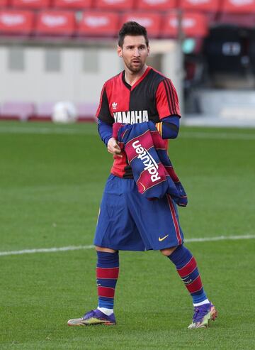 El delantero argentino del Fútbol Club Barcelona homenajeó a Diego Armando Maradona en el cuarto gol del club catalán con la camiseta de Newell's. Elástica que vistió el '10'.