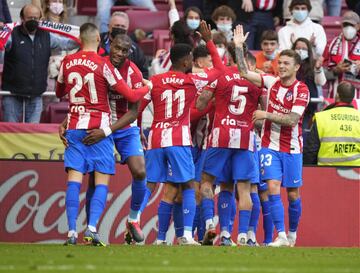 Los jugadores rojiblancos celebran el 1-0 de Correa. 