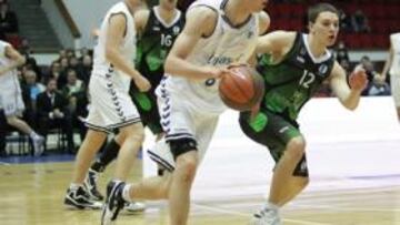 <b>CON MUCHO OFICIO. </b>El joven talento Satoransky hizo un buen partido. En la imagen, supera la defensa de Lukashov.