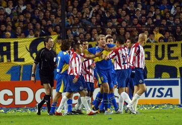 Un partido memorable. Eran los cuartos de final de la Copa Libertadores del 2005, Chivas y Boca se enfrentaron primero en el Estadio Jalisco, donde el rebaño le dio un baile a los Xeneizes al son de 4-0. Ya en la vuelta el partido tuvo que suspenderse por las agresiones de los hinchas locales.