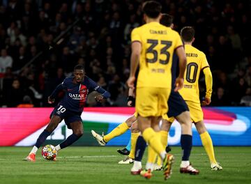 1-1. Dembélé recorte a Frenkie de Jong dentro del área y suleta un latigazo con la pierna izquierda para batir a Marc-André Ter Stegen.