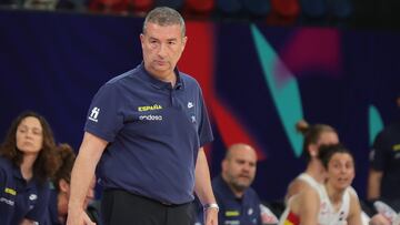 Miguel Méndez, seleccionador nacional, durante el partido ante Grecia en el Eurobasket.