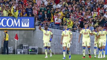 Julián Quiñones festeja su gol en contra de Chivas.