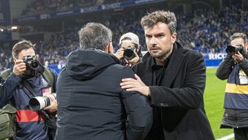 12-01-25. RUBÉN ALBÉS SALUDA A JAVI CALLEJA ANTES DE COMENZAR EL DERBI ASTURIANO EN EL CARLOS TARTIERE.