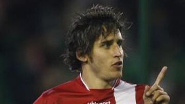 <strong>RESOLUTIVO.</strong> El gol de Corominas neutraliz¨® el de Eman¨¢ y le sirvi¨® al Espanyol para puntuar en Sevilla.