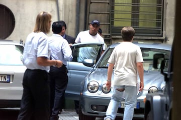 El astro brasileño abrió la veda. Tras cuatro temporadas en el Inter de Milán, y una vez alzado el título de campeón del mundo con Brasil, Ronaldo Nazário quiso poner punto y final a su periplo ‘nerazzurri’ en el verano de 2002 para vestir de blanco. Como ya hizo en el PSV para terminar recalando en el Barça, el delantero se negó a aparecer por la ciudad deportiva hasta que no le dejasen salir. Ronaldo y Real Madrid se salieron con la suya, pero tuvieron que esperar hasta el último día de mercado para cerrar el traspaso del brasileño.