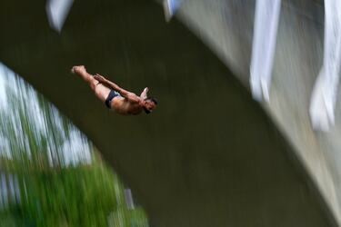 Participantes saltan desde el Puente Sagrado, una construcción de piedra del siglo XVIII de 22 metros de altura, cerca de Gjakova, la séptima ciudad más grande de Kosovo. Las imágenes  corresponden a una tradicional competición de saltos, de carácter anual, que en cada edición reúne a los mejores clavadistas y a varios cientos de aficionados.