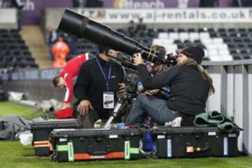 Espectacular cámara de televisión durante el partido de la Premier entre el Swansea y el Stoke.