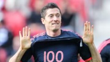 Robert Lewandowski celebra su gol 100 en el fútbol alemán.