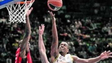 <b>MÁS REPARTIDO. </b>Louis Bullock penetra a canasta ante el Murcia.