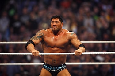 El luchador de la WWE Batista durante su combate por el Campeonato Mundial de Peso Pesado de la WWE contra Undertaker en WrestleMania 23 en el Ford Field de Detroit, Michigan, el 1 de abril de 2007.