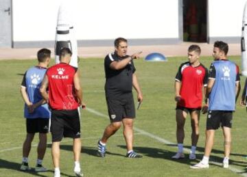 JOSE RAMON SANDOVAL comenzó como entrenador en 1996, actualmente entrena al Rayo Vallecano en segunda división, el objetivo para esta temporada es lograr el ascenso a Primera y devolver al Rayo a la división de honor.