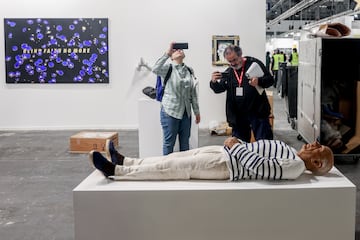 Dos personas fotograf¨ªan una escultura del pintor Pablo Picasso un d¨ªa antes de la inauguraci¨®n de ARCO 2023.