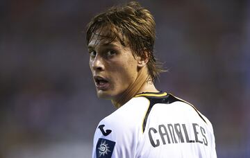 Sergio Canales debutó con la camiseta del Valencia Club de Fútbol el 27 de agosto de 2011 en un partido de Liga frente al equipo donde se había formado, el Racing de Santander, ganando el Valencia 4-3. Disputó 49' minutos de partido tras entrar en el descanso, mostrándose muy participativo y con mucha movilidad. Al finalizar, Canales fue arropado por el público por su actuación.