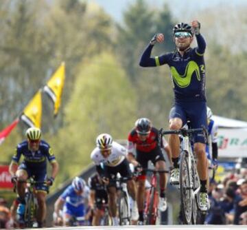 El español Alejandro Valverde del Movistar celebra su victoria en la Flecha Valona en el Muro de Huy