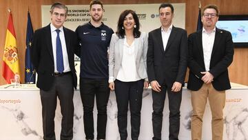 Rafael Fern&aacute;ndez de Alarc&oacute;n, May Peus, Mar&iacute;a Jos&eacute; Rienda, Lucas Eguibar y Xavier Ubeira, durante la presentaci&oacute;n de la Copa del Mundo de Baqueira-Beret y la Copa de Espa&ntilde;a Movistar de Snowboard en el Consejo Superior de Deportes.