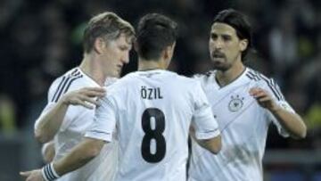 Schweinsteiger, Özil y Khedira se abrazan después de uno de los goles de Alemania.