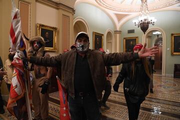 Los manifestantes pro-Trump irrumpieron en el Capitolio tras derribar 4 capas de vallas de seguridad, mostrando su inconformidad con los resultados de las elecciones presidenciales del 2020, mismas en las que el dem¨®crata, Joe Biden, le quit¨® la reelecci¨®n a Donald Trump, resultando el 46? Presidente electo de los Estados Unidos.