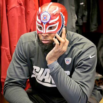 En enero de 2017, el exreceptor de los New York Giants sorprendió a todos al posar con una máscara de Rey Mysterio Jr. con el logo de Cruz Azul previo a un duelo ante GreenBay. 