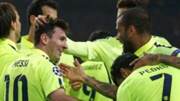 Messi es felicitado por sus compañeros tras marcar el segundo gol.