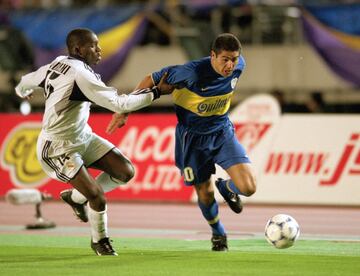 Futbolista camerunés que había llegado en 1999 de la mano de Toshack al conjunto blanco. El entrenador galés le conocía de su etapa en el fútbol turco. Ese año había ganado la medalla de oro de los JJ OO de Sidney. Se le acusó de ser unos de los 'culpables' de la derrota ante Boca Juniors.