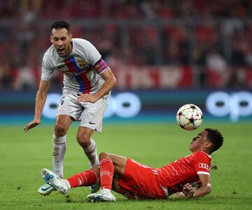 Sergio Busquets y Jamal Musiala.