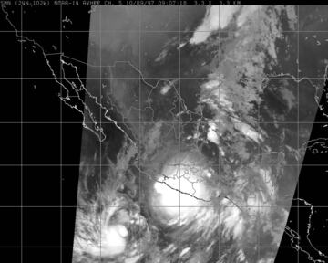 El 8 de octubre de 1997, Pauline tocó tierra en la zona Sur-sureste de México (especialmente la costa de Oaxaca y Guerrero ). 400 personas fallecieron por los destrozos causados por el huracán.