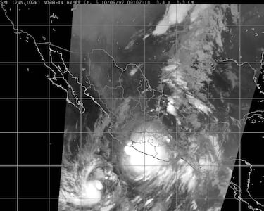 El 8 de octubre de 1997,  Pauline tocó tierra en la zona Sur-sureste de México (especialmente la costa de Oaxaca y Guerrero ). 400 personas fallecieron por los destrozos causados por el huracán.