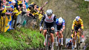 Tadej Pogacar ataca ante Wout van Aert en el Tour de Flandes 2023.