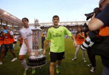 Trofeo Teresa Herrera. Deportivo de la Coru?a - Real Madrid. Kak¨¢ e Iker Casillas con el trofeo.