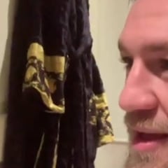 La divertida escena de McGregor en el baño junto a sus extravagantes batas