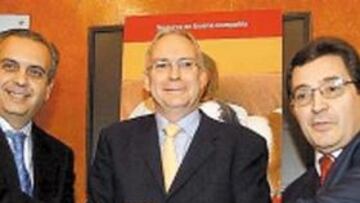<b>CONVENIO</b>. Sáez y Pesquera junto al consejero delegado de Helvetia.