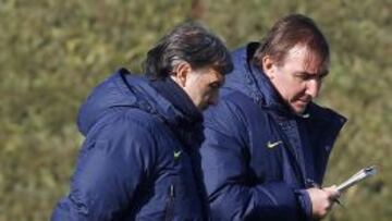 M&Aacute;S QUE SOCIOS. Martino y Pautasso, con la libreta, en un entrenamiento del Barcelona.
 