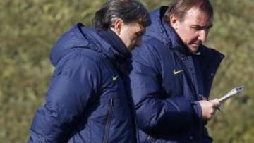 MÁS QUE SOCIOS. Martino y Pautasso, con la libreta, en un entrenamiento del Barcelona.