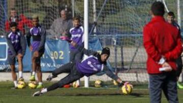 Codina, estirándose en un entrenamiento.