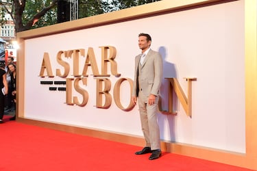 Como director, Bradley Cooper tuvo muchísimo éxito con ‘Ha nacido una estrella’, la adaptación que protagonizó junto a Lady Gaga y que le valió un Oscar a mejor canción. También ha dirigido ‘Maestro’, con la que consiguió siete nominaciones, pero no consiguió ninguna estatuilla. Como actor, aunque ya llevaba unos años de carrera, se dio a conocer con ‘Resacón en Las Vegas’ y desde entonces su carrera no ha dejado de crecer: ‘El lado bueno de las cosas’, ‘La gran estada americana’, ‘Guardianes de la galaxia’…