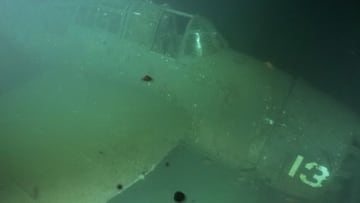 Reaparece ‘notablemente intacto’ un bombardero estadounidense en una tumba de guerra de 1950 con un “claro elemento supersticioso”