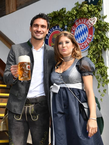 Mats Hummels  y su esposa Cathy 