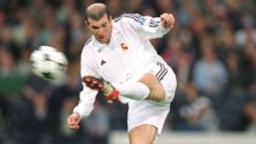 Zinedine Zidane, marcando el gol que le daría la Champions League al Real Madrid ante el Bayer Leverkusen.