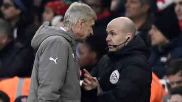 Wenger contra el cuarto árbitro.