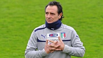 El entrenador de la selecci&oacute;n italiana, Cesare Prandelli, dirige a sus jugadores durante el entrenamiento celebrado en Florencia el 22 de marzo.